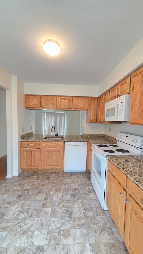 Great Arlington Location with Garage! – photo 4