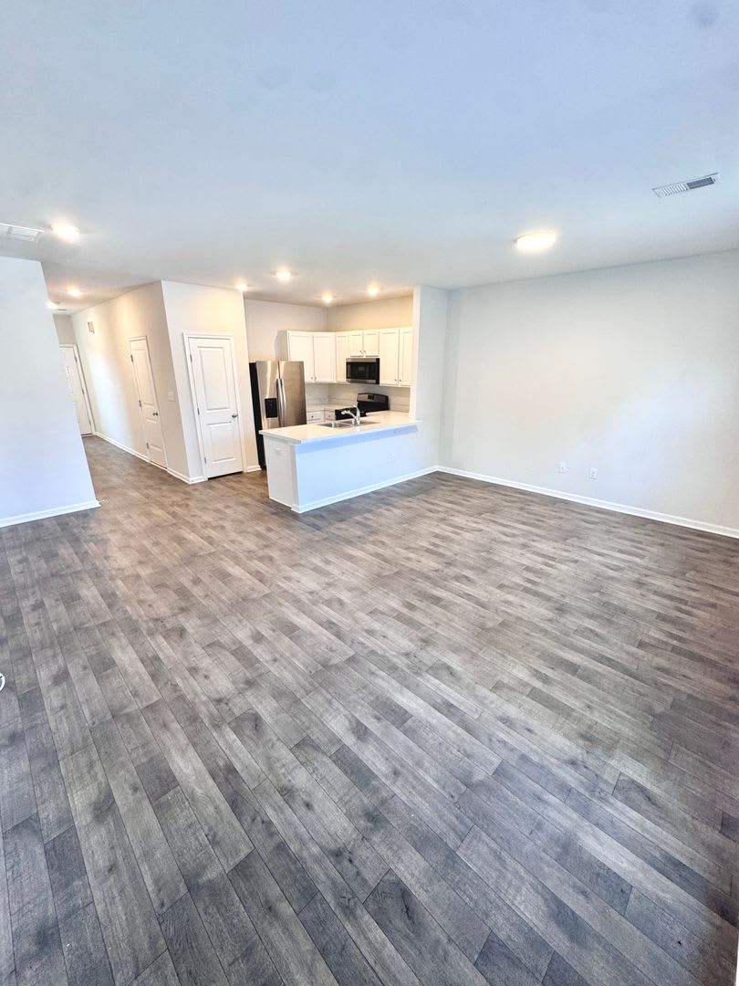 NEWER THREE BEDROOM TOWNHOME – photo 4