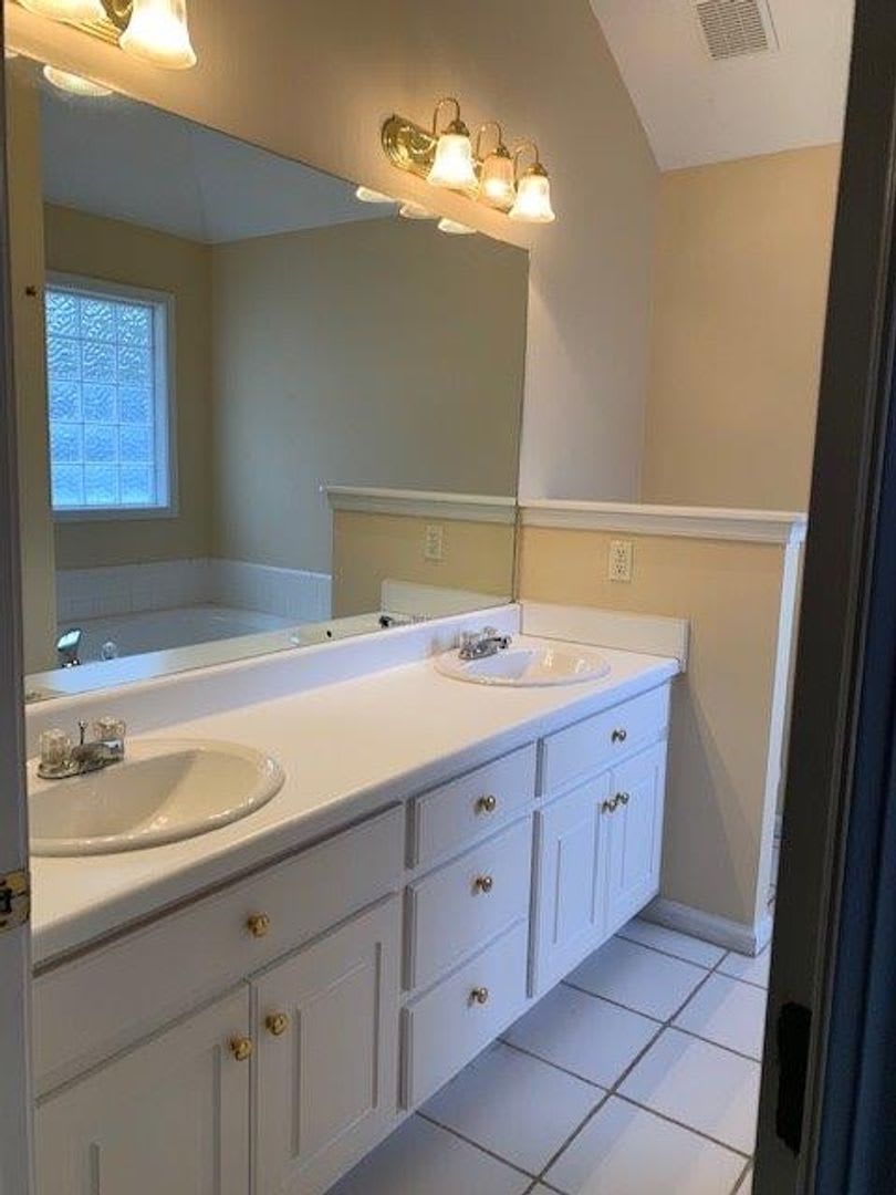 Cozy 3 Bed 2 Bath House! Available Now! – photo 5
