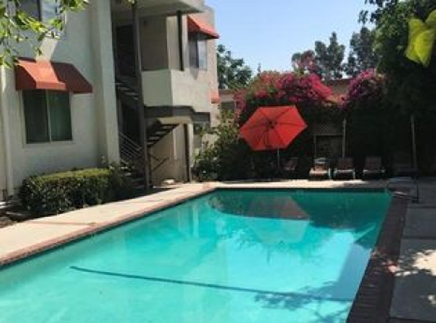This is a great opportunity to rent a 2 bedroom at a competitive price in Tarzana. – photo 2