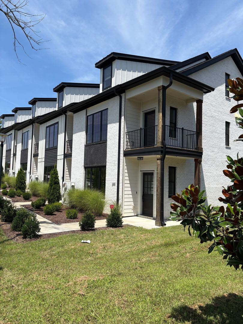 Gorgeous Brick 3 bed/3 bath Rental Available! – photo 1