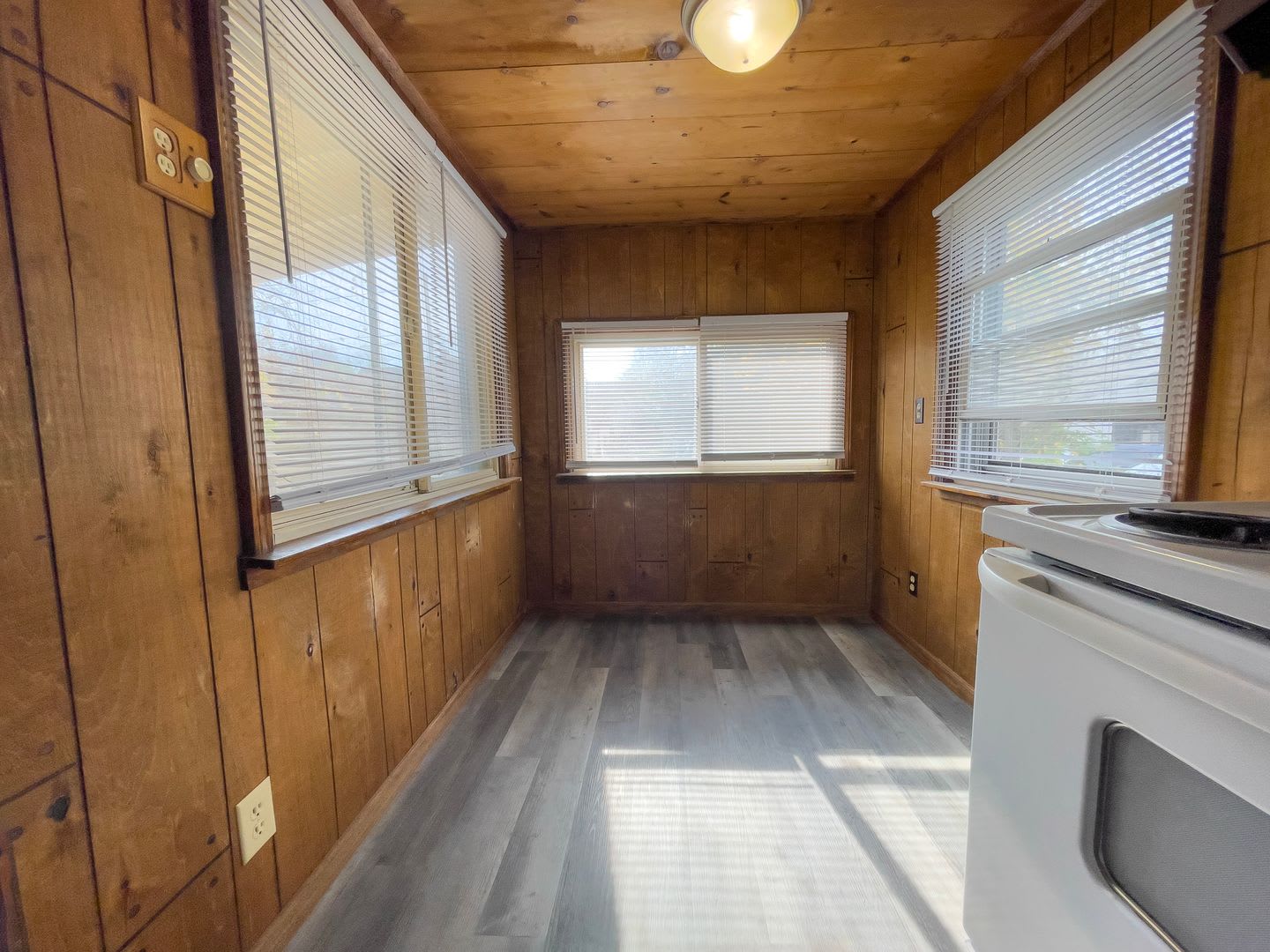 Preleasing For August Convenient Campus Living 4Br With Fenced Yard Covered Parking – photo 3