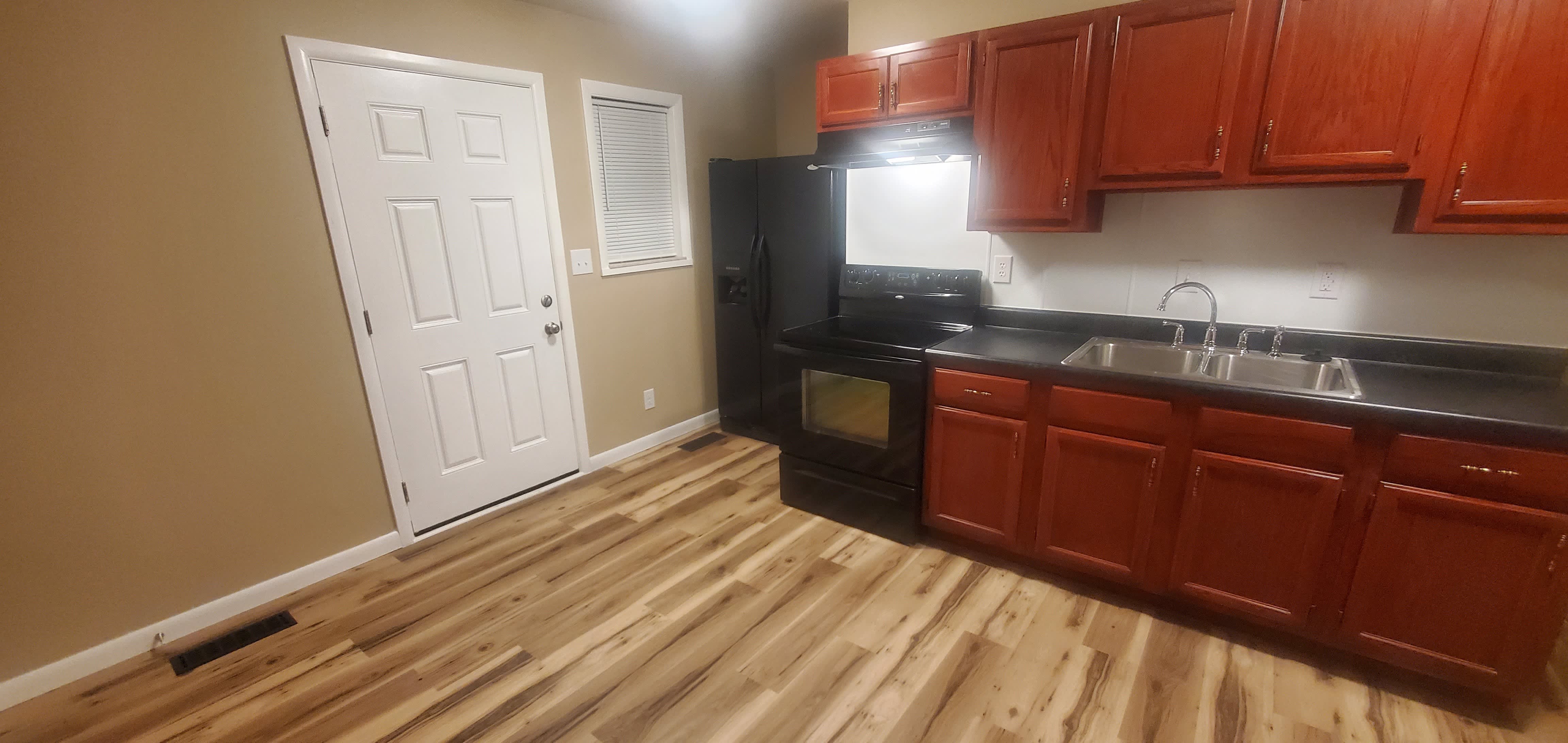 211 Waller St – photo 4