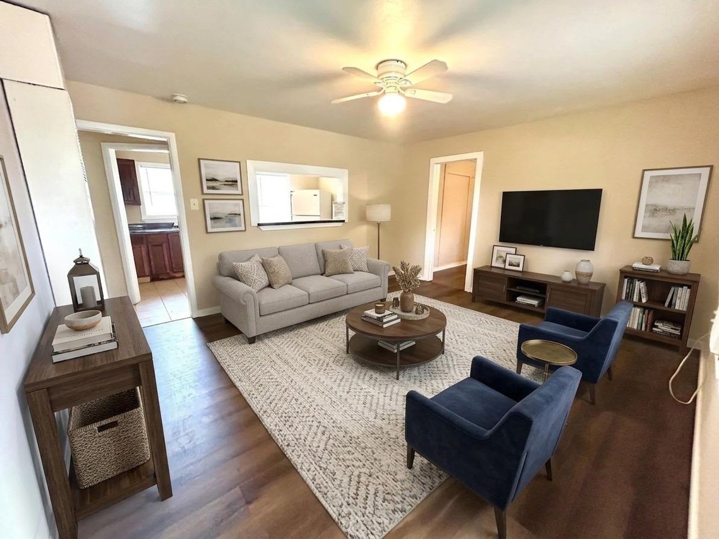 *MOVE IN SPECIAL* 2-Bedroom House with Large Fenced Backyard! – photo 1