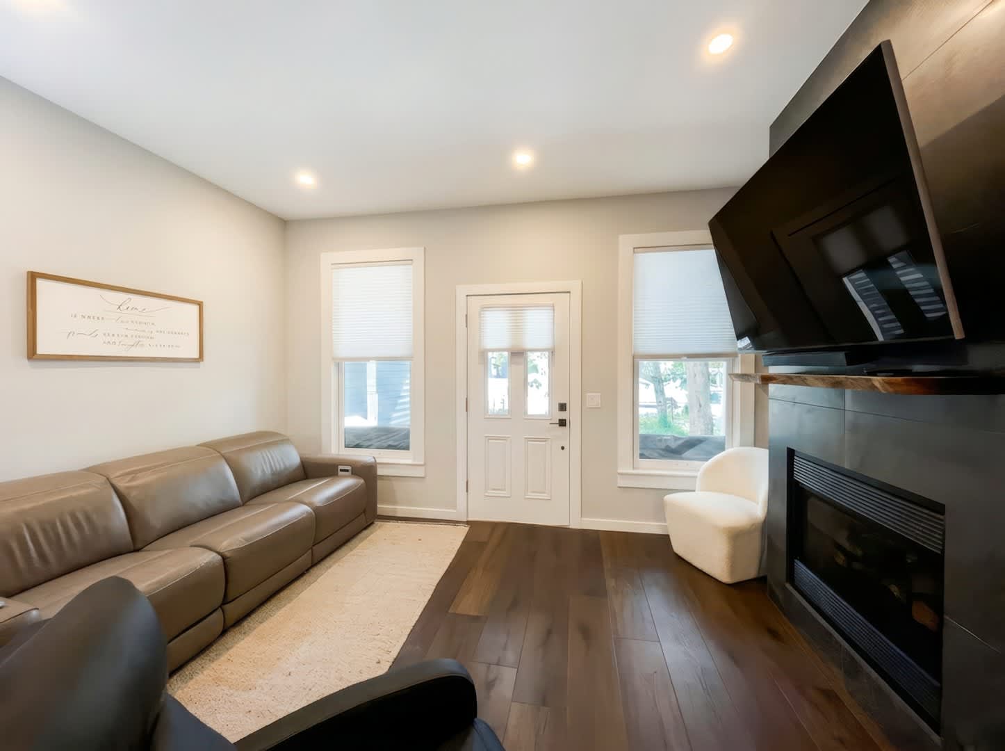 Furnished! In town! Walk to everything! Recently updated! – photo 5