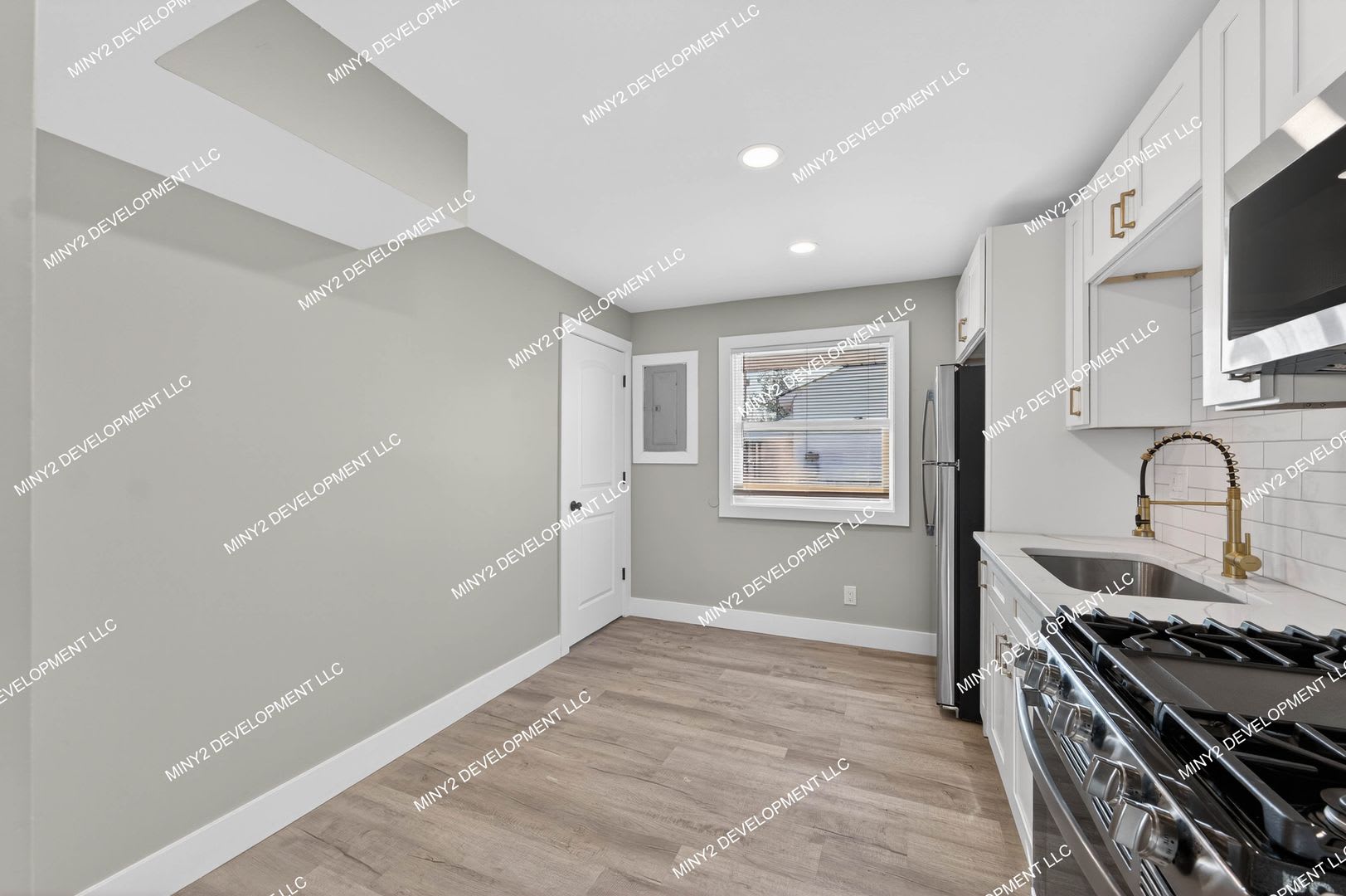 Completely Renovated 2 Bedroom Home In Westland – photo 4