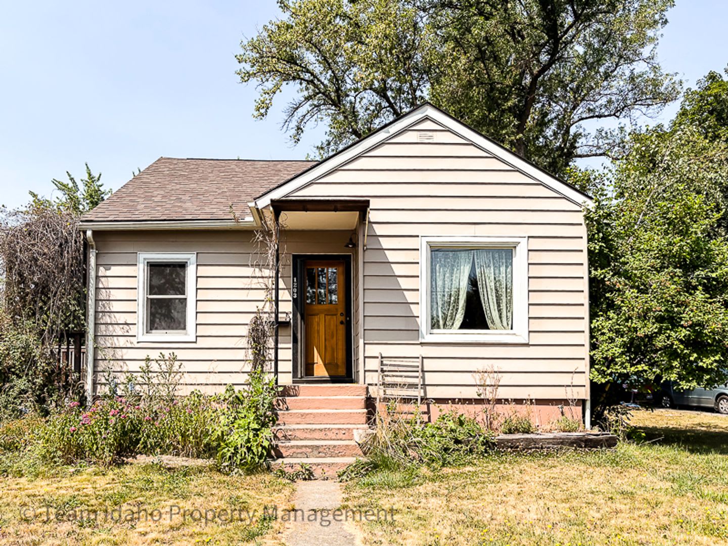 Darling Single Family Home on a Large Corner Lot – photo 1