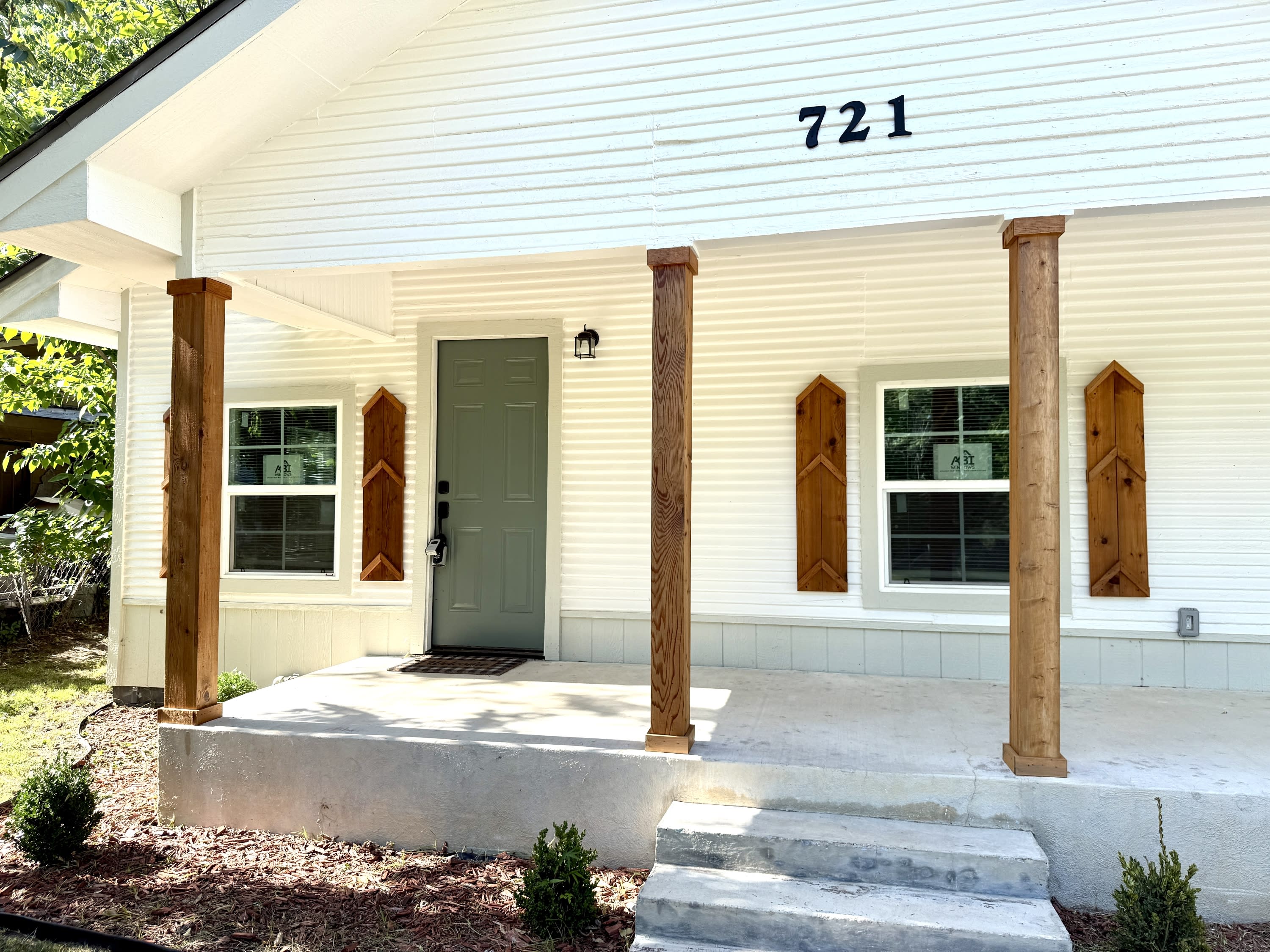 721 Roff Street Northeast – photo 2