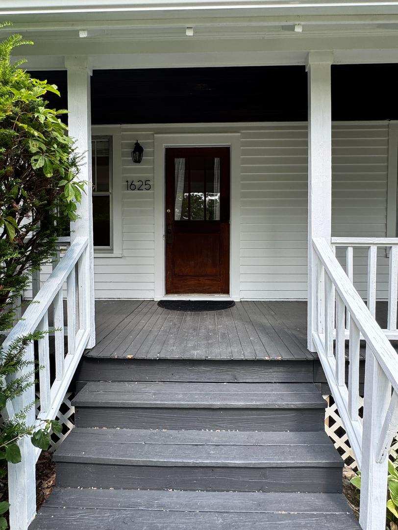 Spacious 4-Bedroom Home with 2 Kitchens – photo 2