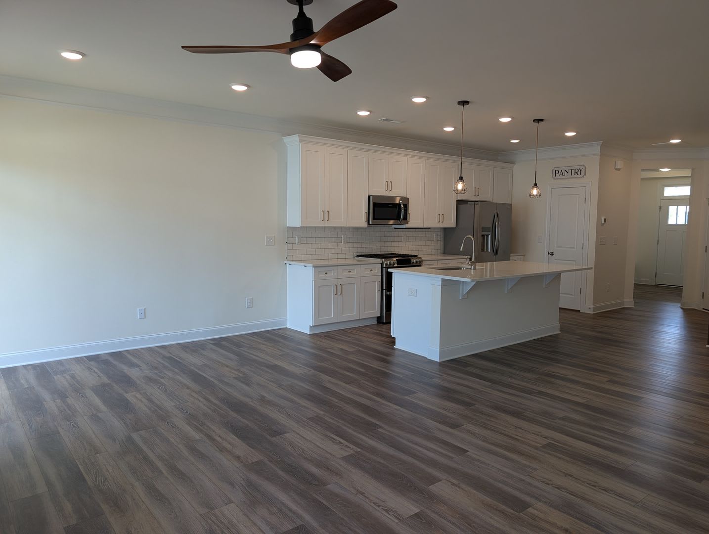 Beautiful 3 Bedroom, 2.5 Bathroom Townhome in Harrisburg Village. Don’t Miss Out! – photo 4