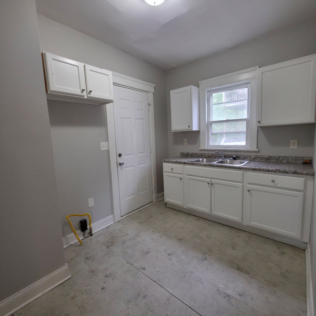 Single Family Home 4 beds 1.5 bath Available Now! – photo 3