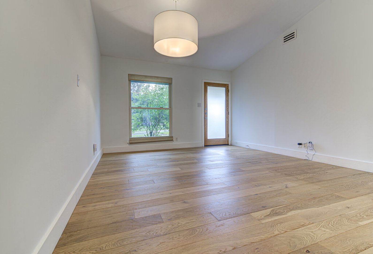 Two Weeks Free Rent Remodeled 3 Bedroom Home With One Car Garage And Detached Adu – photo 3