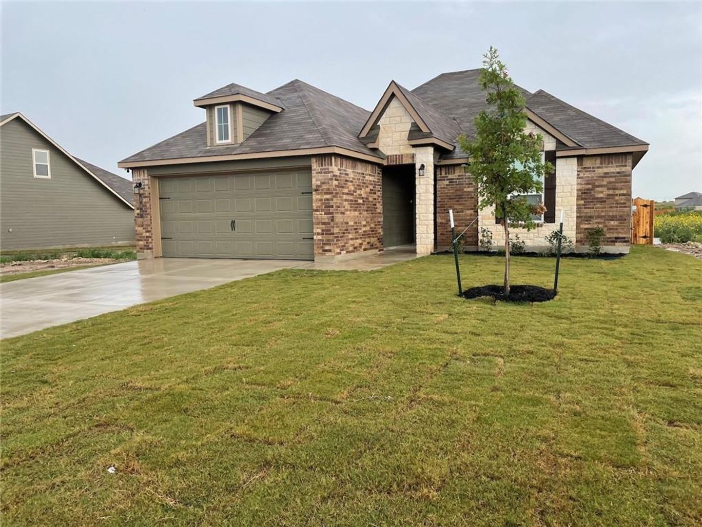 Welcome home to this beautiful, brand-new single-story home in the desirable Lake Pointe community! – photo 3