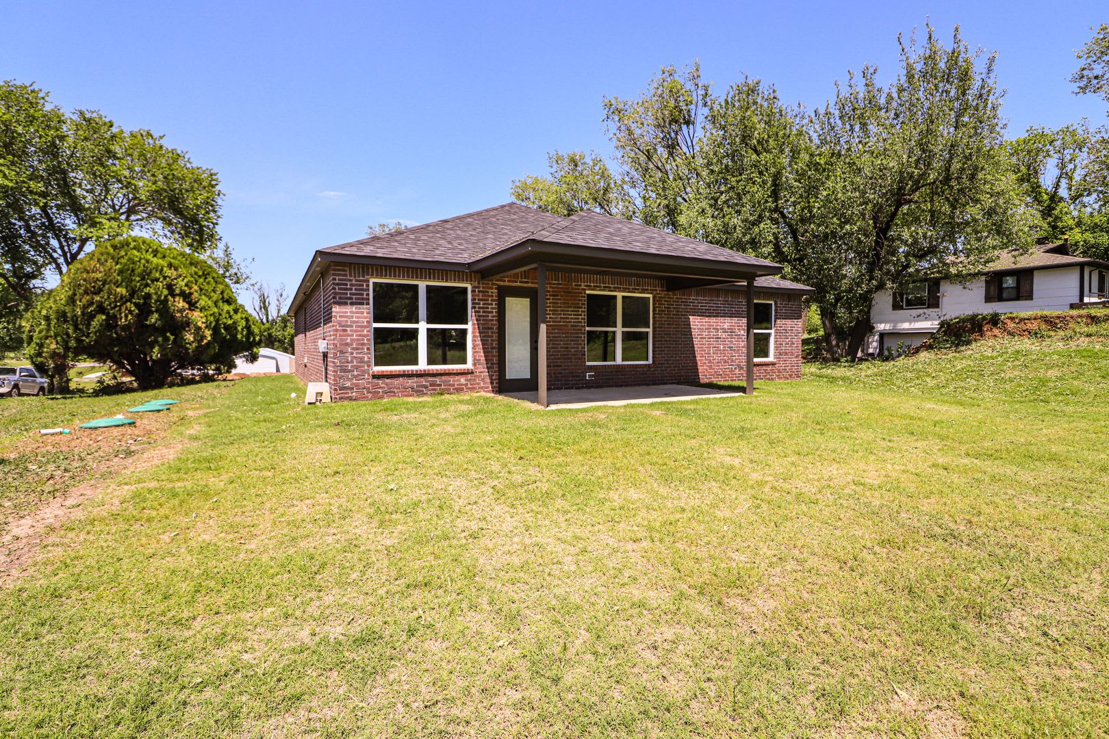 Beautiful new construction with nice amenities with a country feel. – photo 2