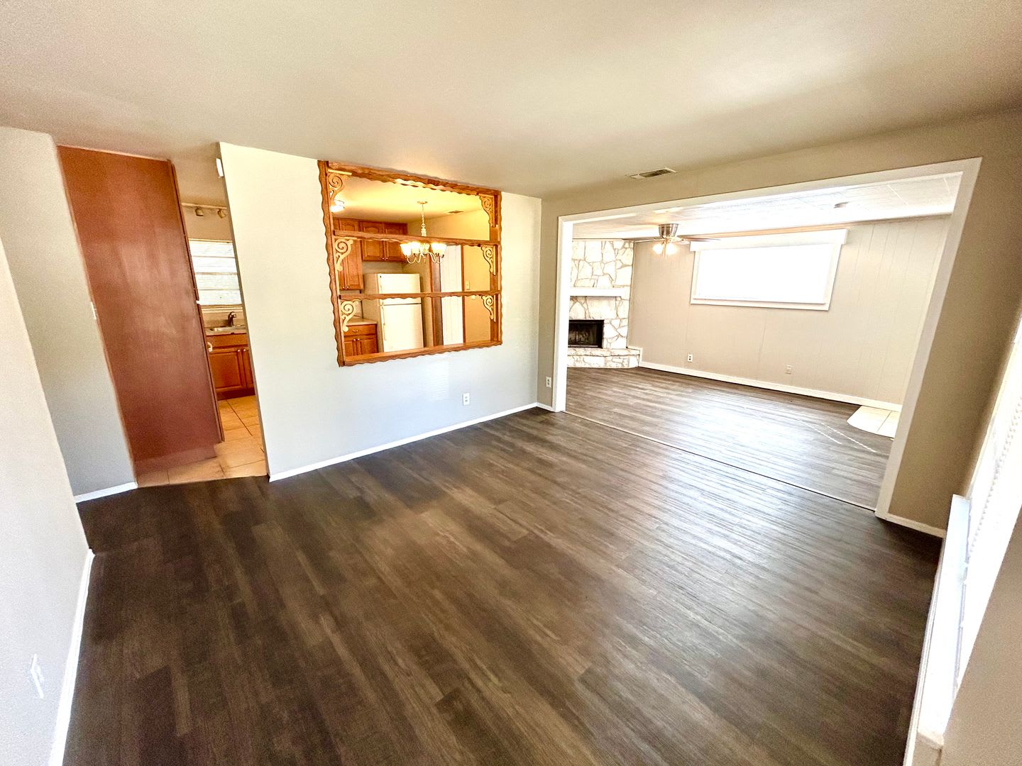 Cozy & Convenient – 3 Bedroom Home Near Shopping & Highways! – photo 4