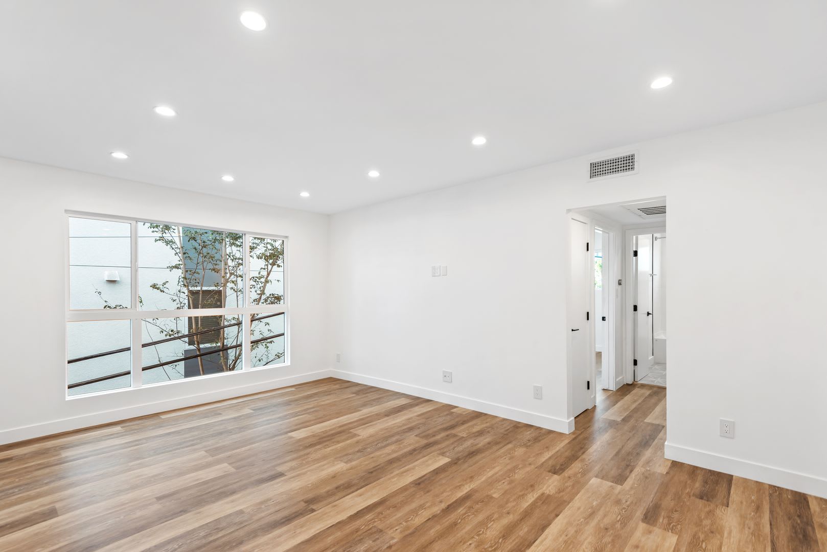 1563 Gordon St – photo 5