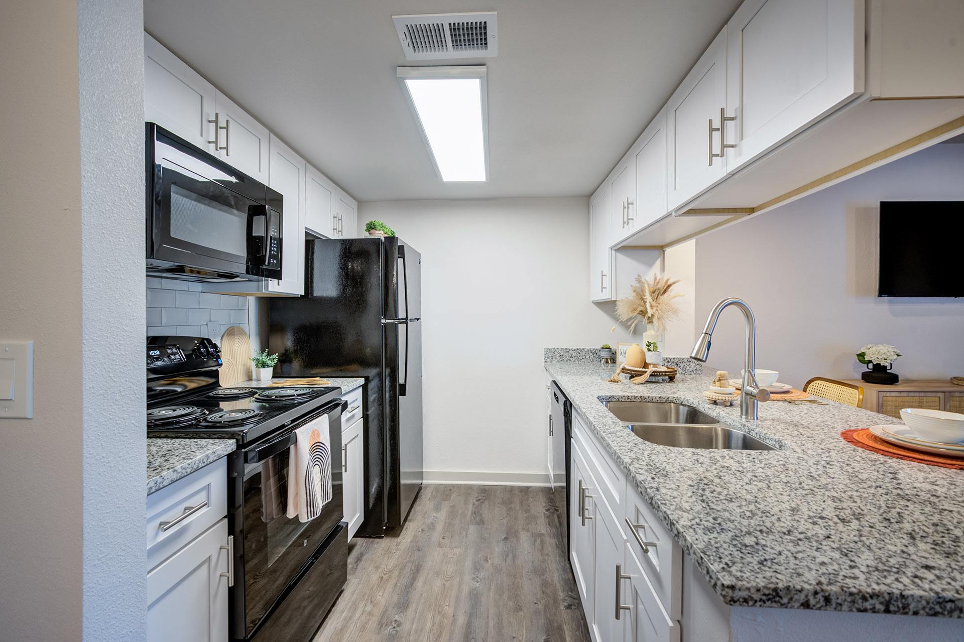 L Estancia Apartment Homes – photo 3