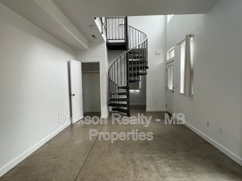 263 Thoma Street – photo 4