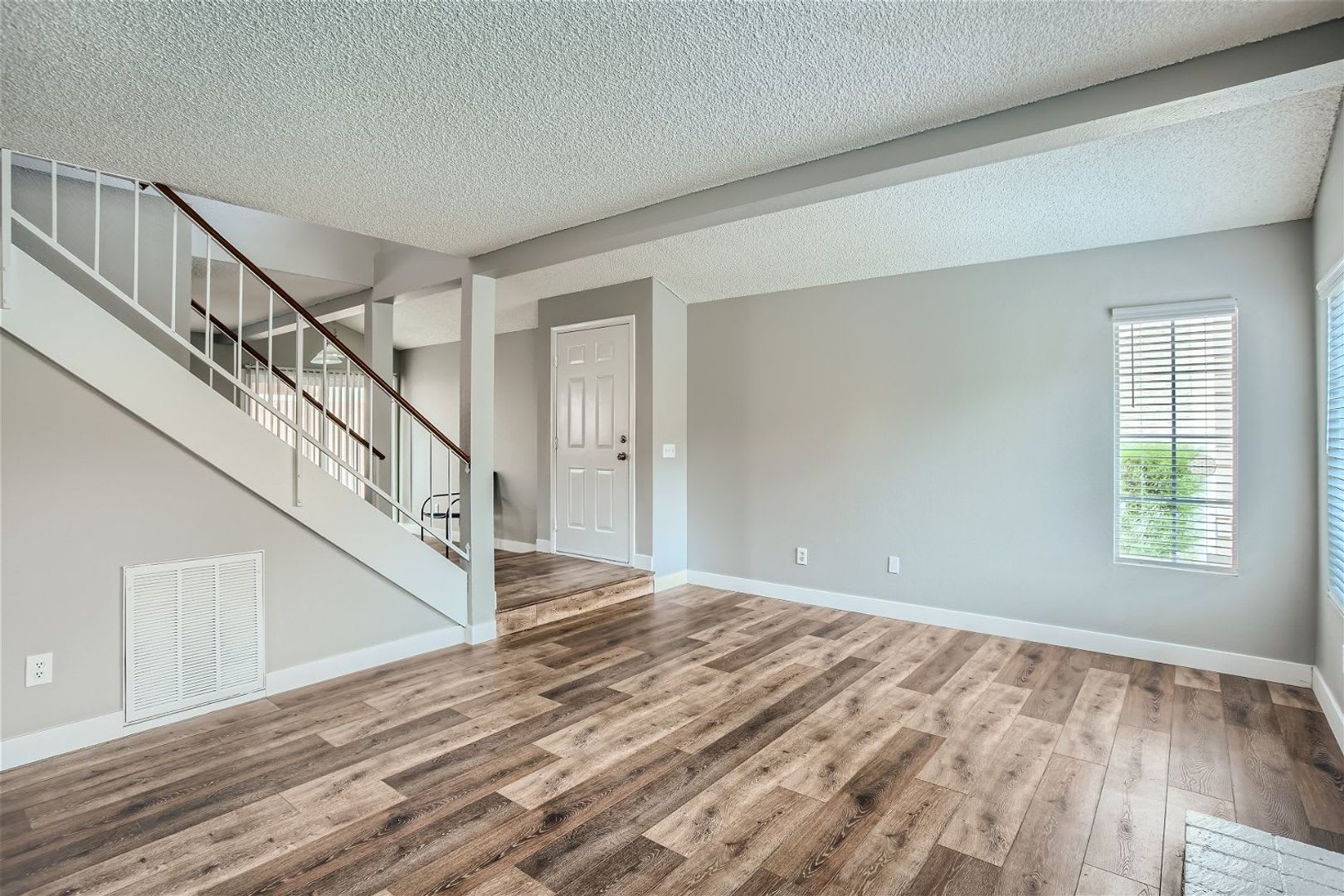 3 Bedroom Home in Green Valley! – photo 2