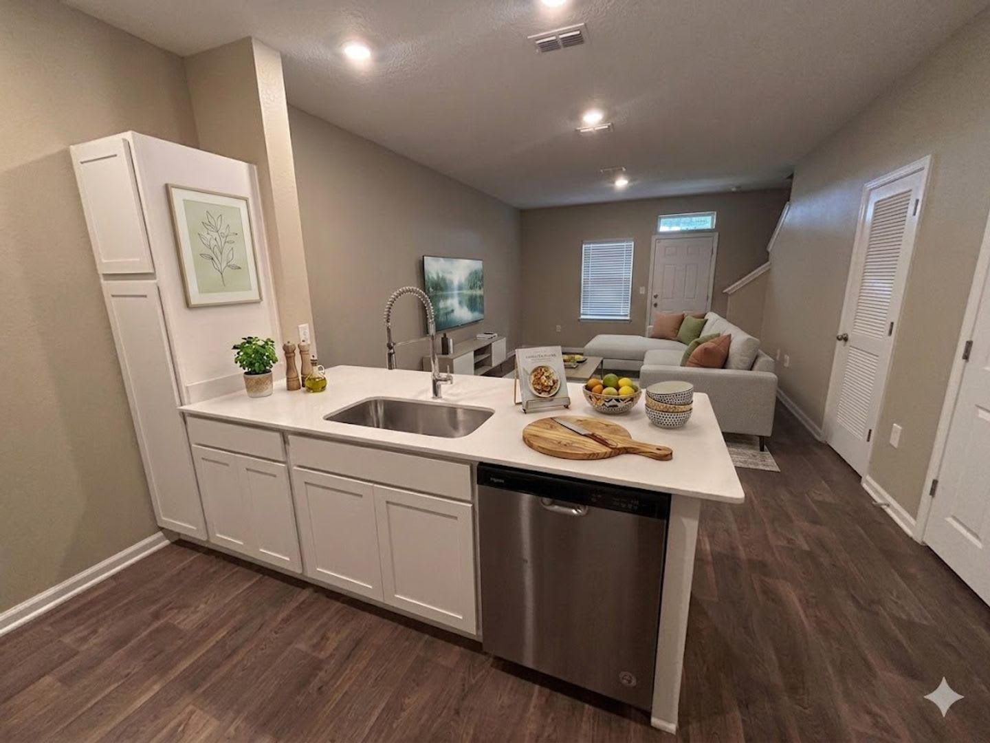 2Br 2 5Ba Move In Ready With Garage In Unit Laundry Just Minutes From Oakleaf Town Center Lawn Care Included – photo 3
