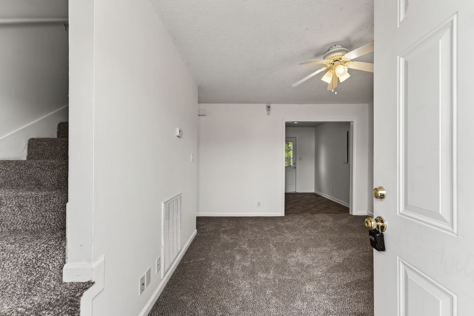3 Bedroom 2 Bath Dog Friendly Home For Rent Near Post! – photo 5