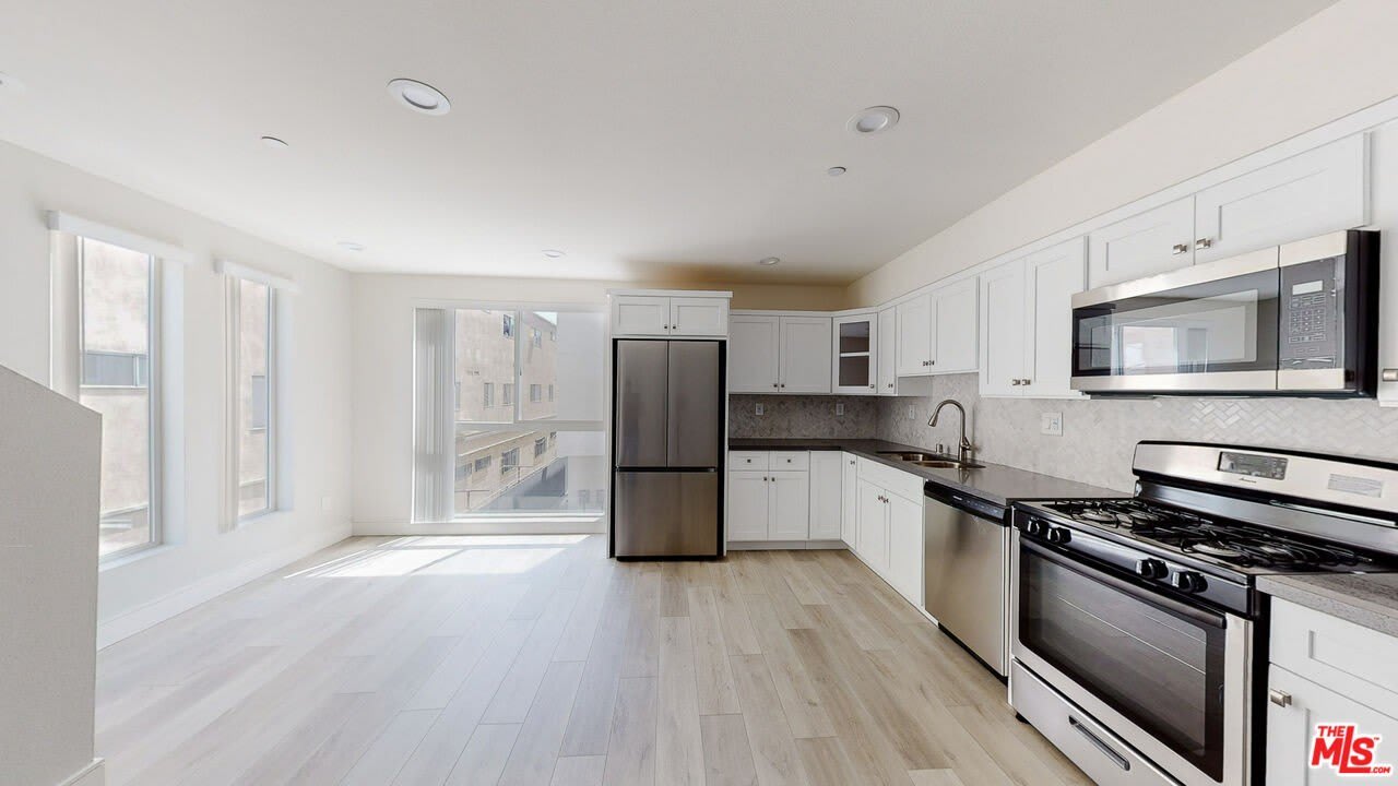953 N Mariposa Ave – photo 1
