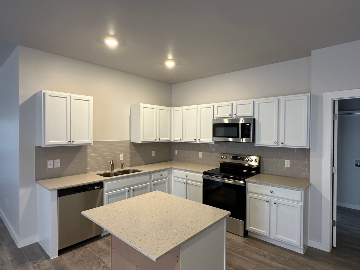 Beautiful 3 Bedroom, 2 Bathroom Home on a 2.14 Acre Corner Lot! – photo 4