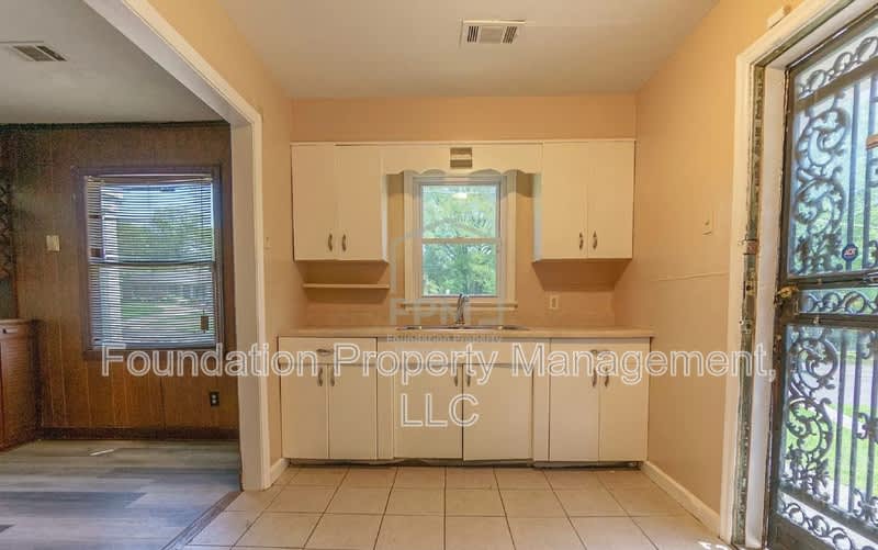 2061 Pendleton Street – photo 3