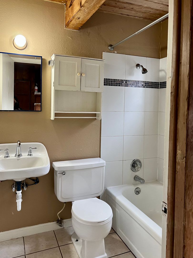 Downtown 2bedroom Townhome – photo 2