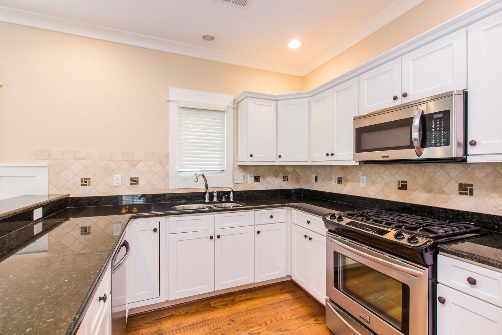 Introducing Your Dream Home in Norfolk: Elegant 3-Bedroom, 2.5-Bath Haven on 2 Floors – photo 5