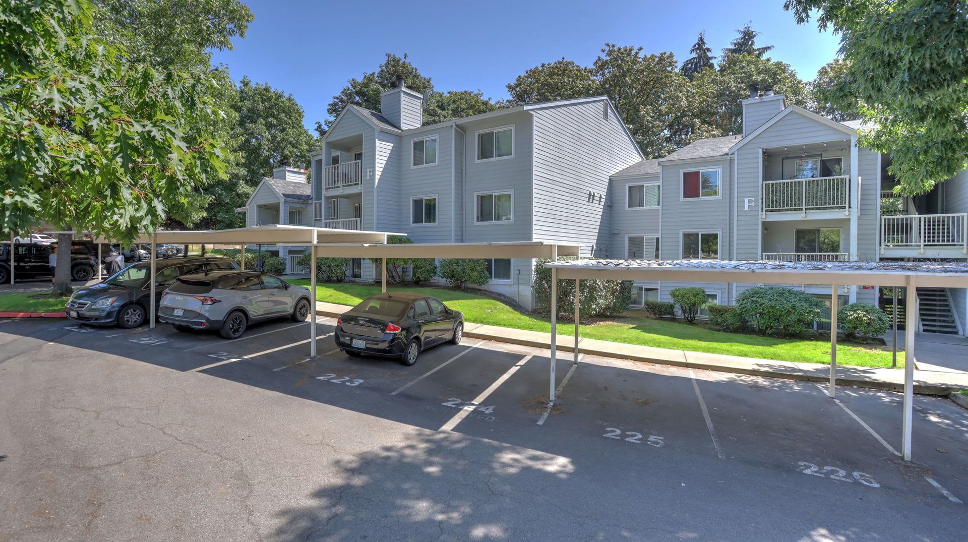 This ground floor corner-unit condo – photo 3