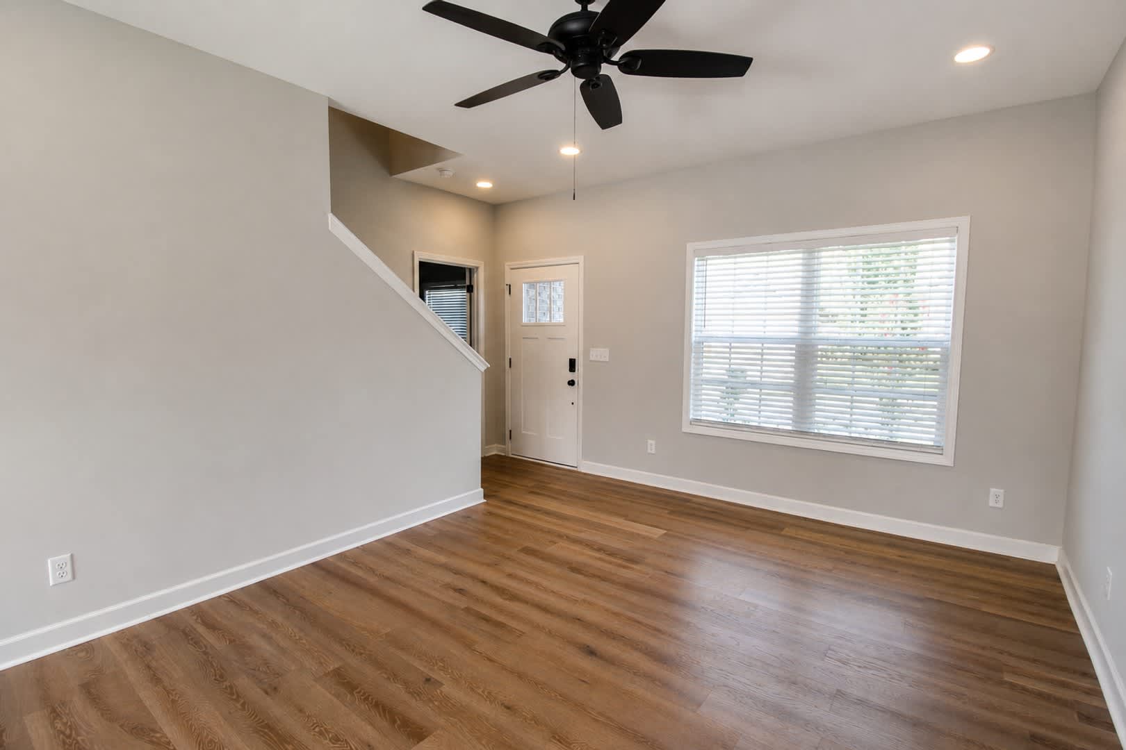 Pet-Friendly 3-Bedroom Home with Fenced Backyard and Garage – photo 4