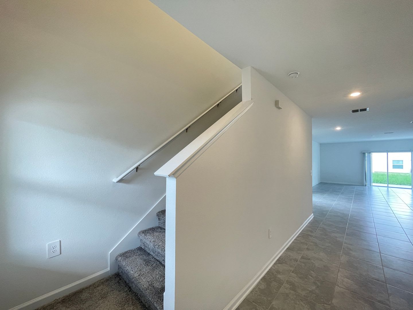 Large 6 Bedrooms Single Family Home In Davenport Close To Posner Shopping Village – photo 2
