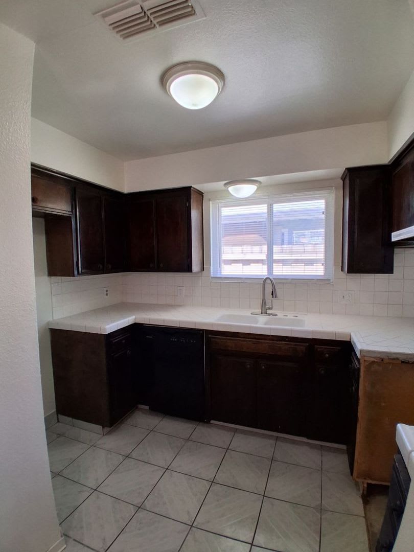 SPECIAL: FIRST MONTH RENT OFF!! Spacious 3 Bedroom With Garage Located On Ashlan & Cornelia! – photo 2