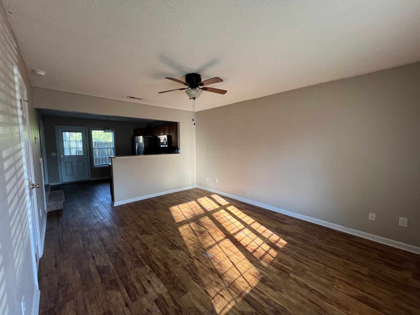 Lovely 2 Bedroom 2 5 Bathroom Townhouse Located At The End Of A Cul De Sac With A Fenced In Back Yard Located In The Brynnwood Town Homes Centrally Located Close To Area Bases Shopping Restaurants Beaches And City Bus Stop A Real Gem – photo 5
