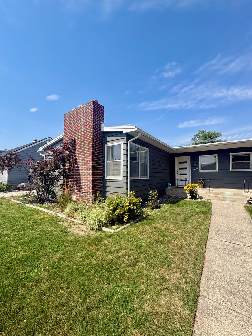Spacious 3-Bedroom Duplex with Private Yard, Garage & Bonus Living Space! – photo 2