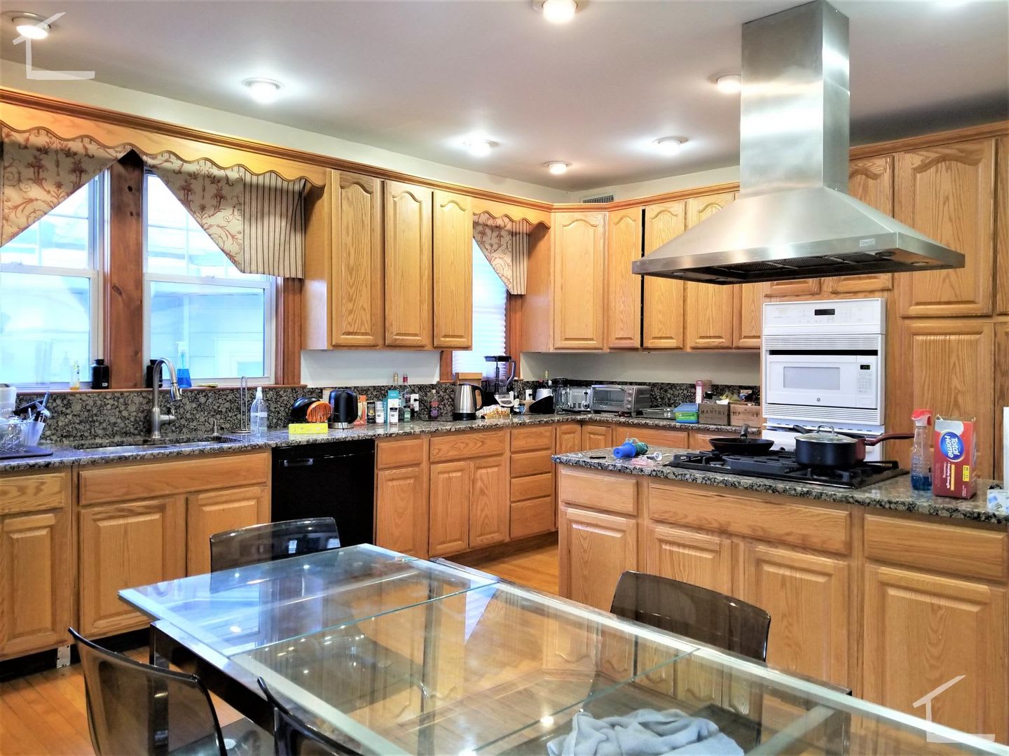 Huge 5 Bed 3 Bath Unit Located In Coolidge Corner By Bu – photo 5