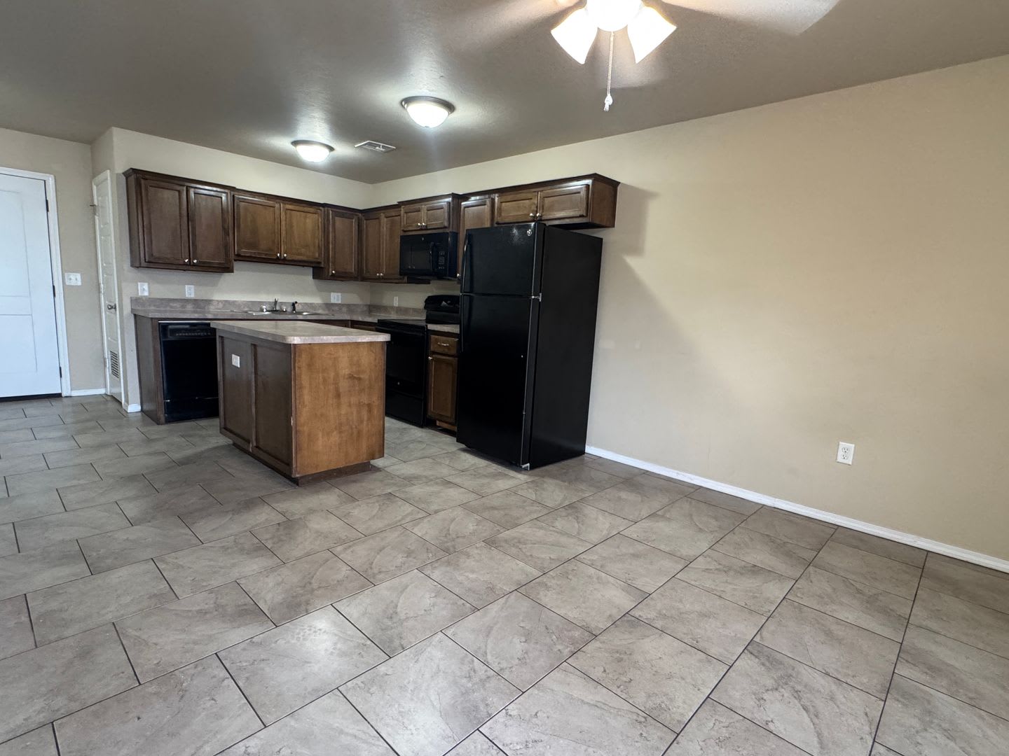 1301 SW Washington apt 3- AVAILABLE NOW! – photo 3