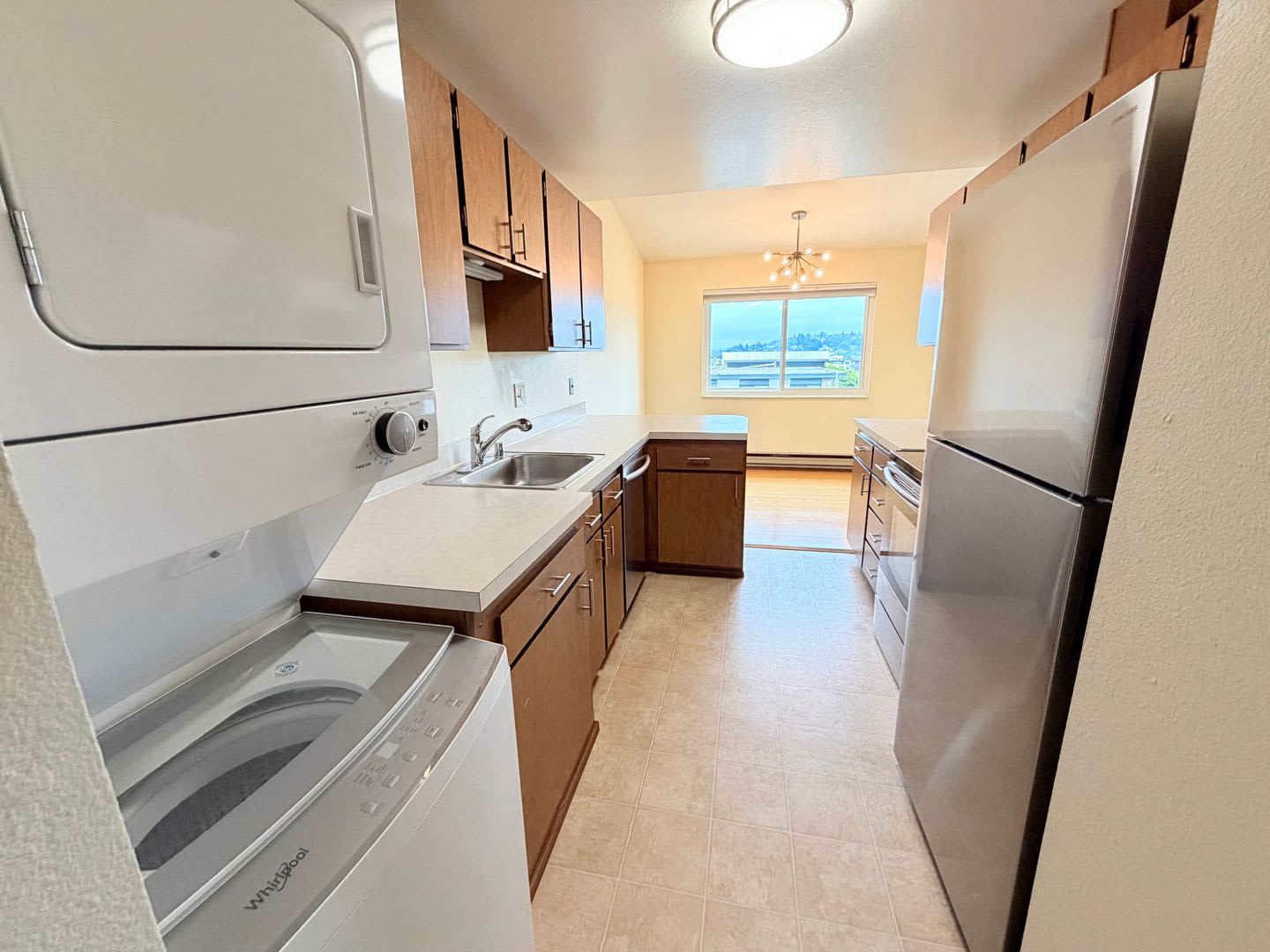 Bright Penthouse Corner Unit w/Garage Parking included – photo 5