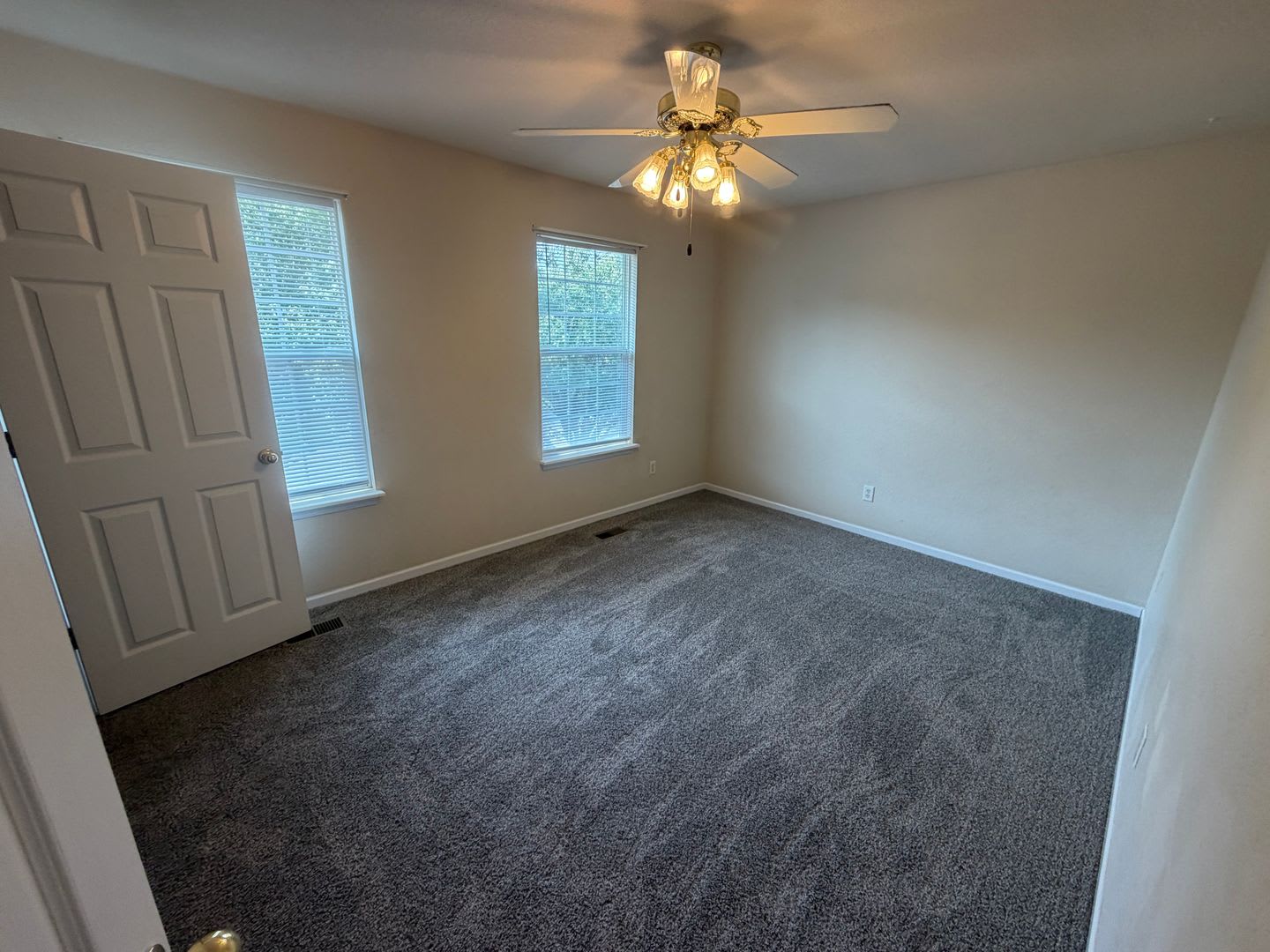 Spacious 4BR/2BA Duplex with 1 Car Garage 65201! – photo 2