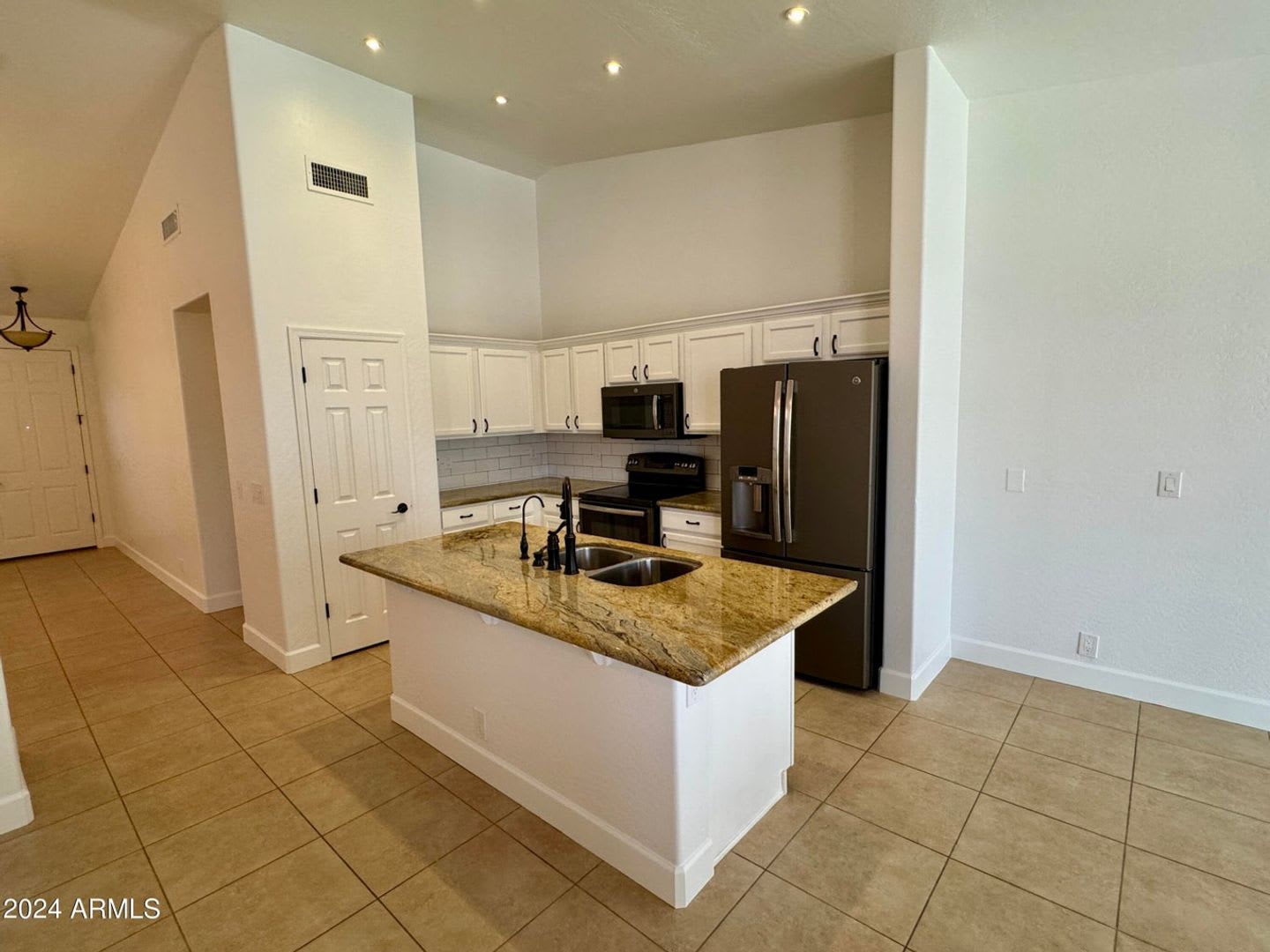 This Stunning Single Level Home Offers 3 Bedrooms 2 Bathrooms A Sparkling Pool With Mature Manicured Landscaping On A Corner Lot – photo 3
