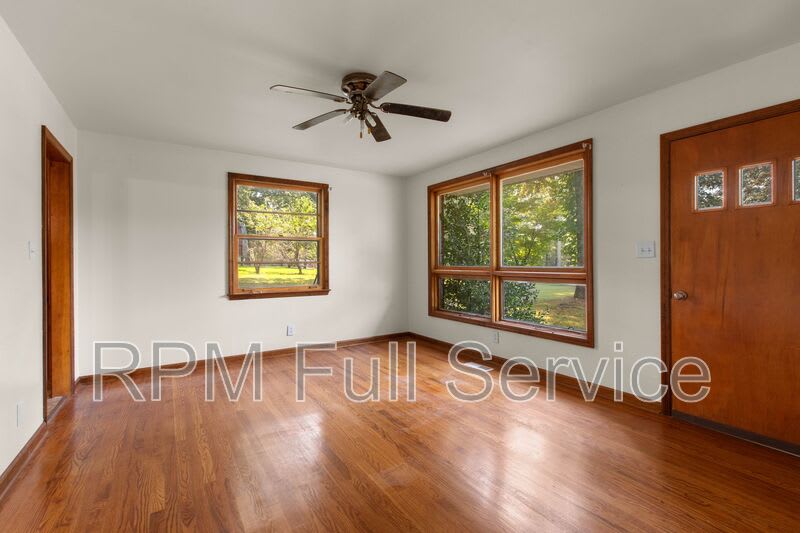 570 Carol Drive – photo 4