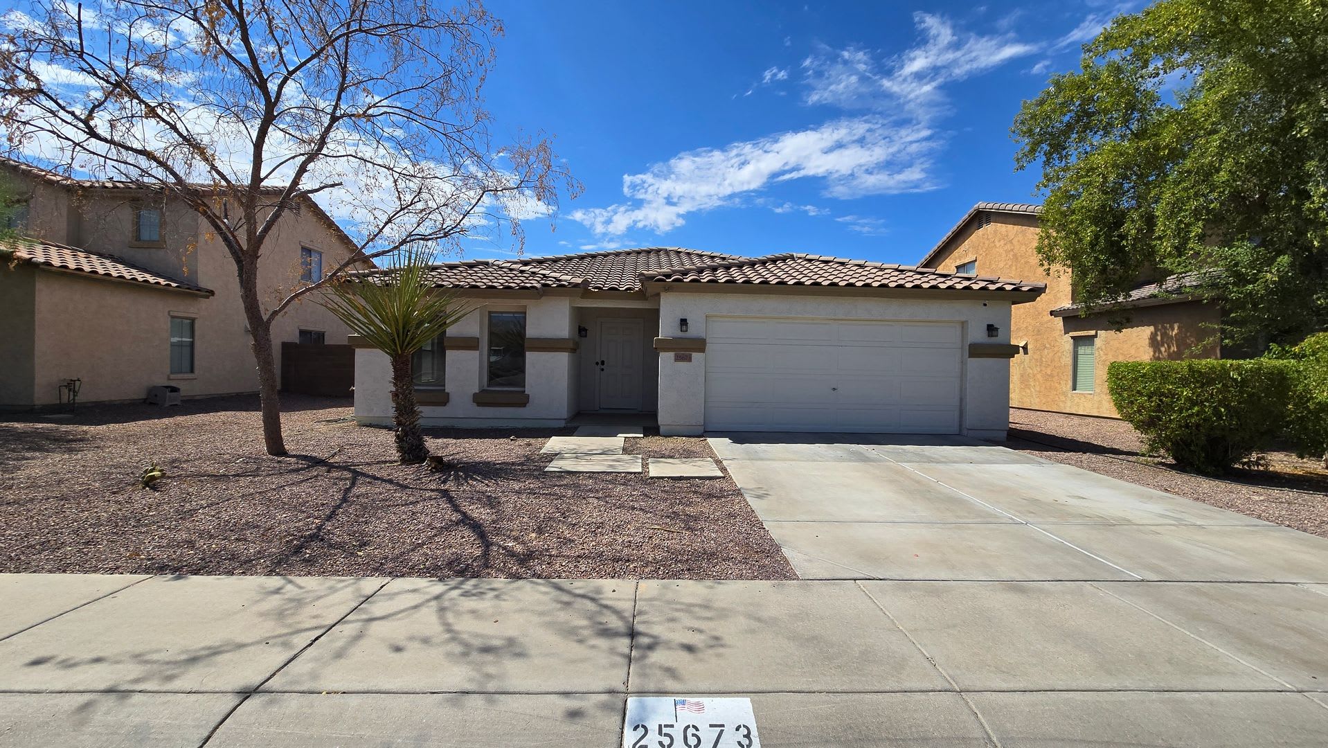 Lovely 4 bedroom 2 bath home +Den in Sunset Point Community Of Buckeye! – photo 2