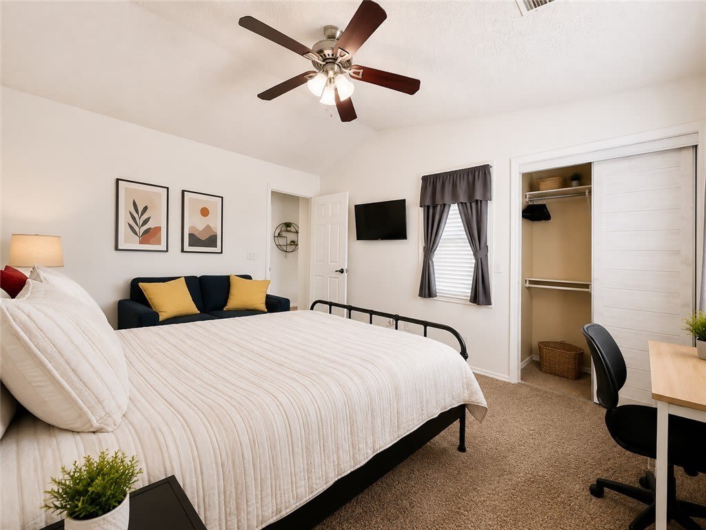 1370 N Oakland Avenue – photo 5