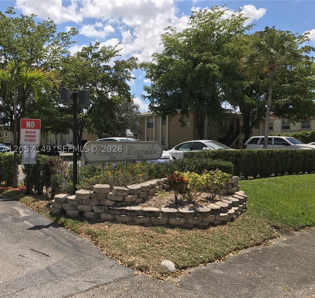 2631 Riverside Dr – photo 2