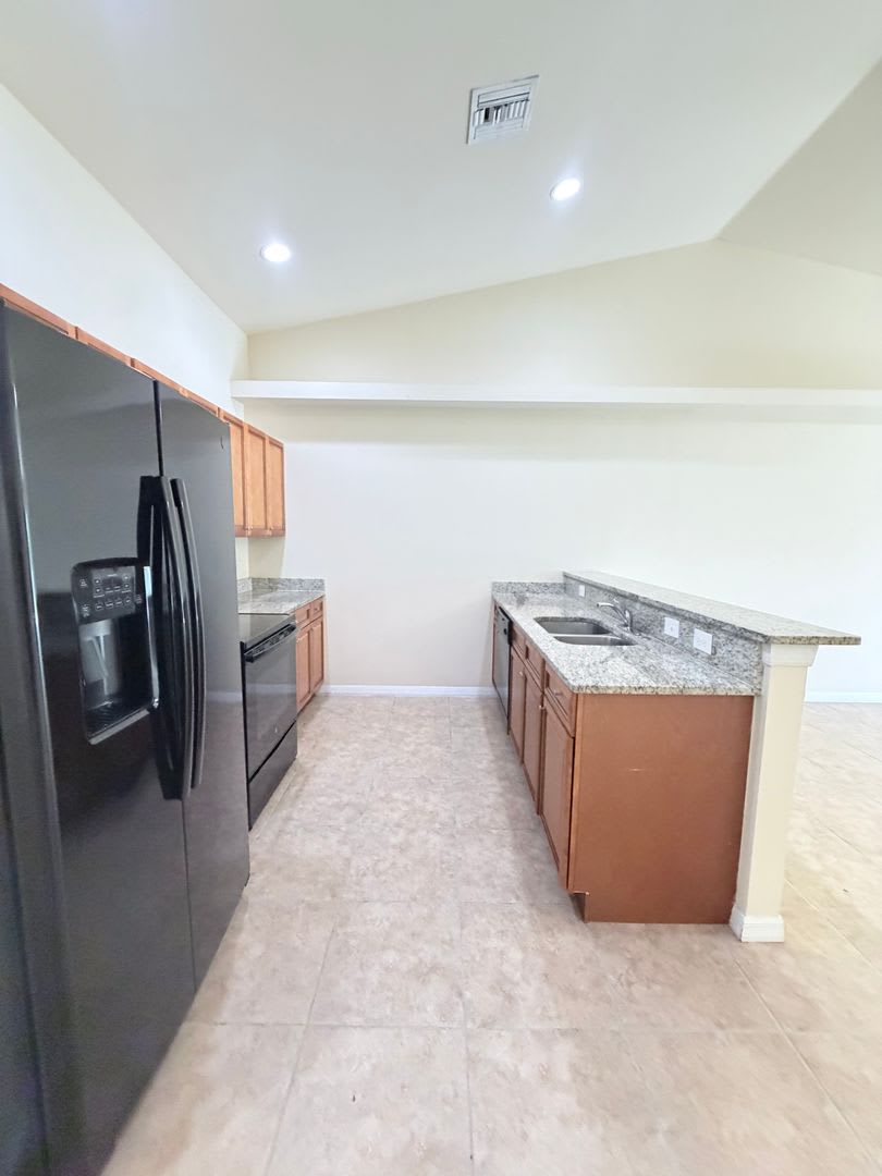 3BR/2BA Duplex with Garage – photo 4