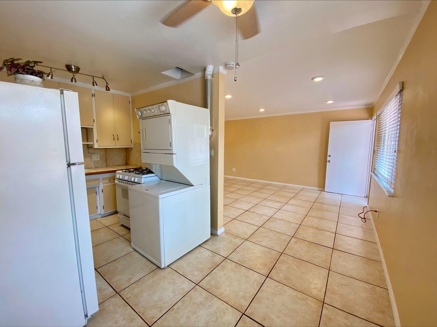 Conveniently Situated Near Shops Breweries Restaurants In North Park In Unit Washer Dryer Spacious Floor Plan – photo 2