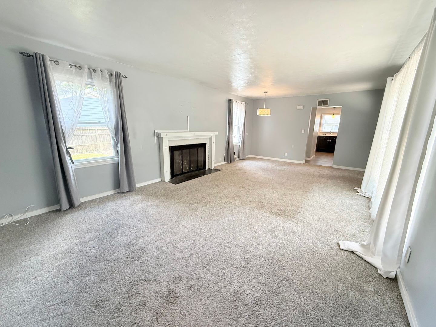 Charming 3 Bedroom Home in Quiet Normal Neighborhood – photo 4