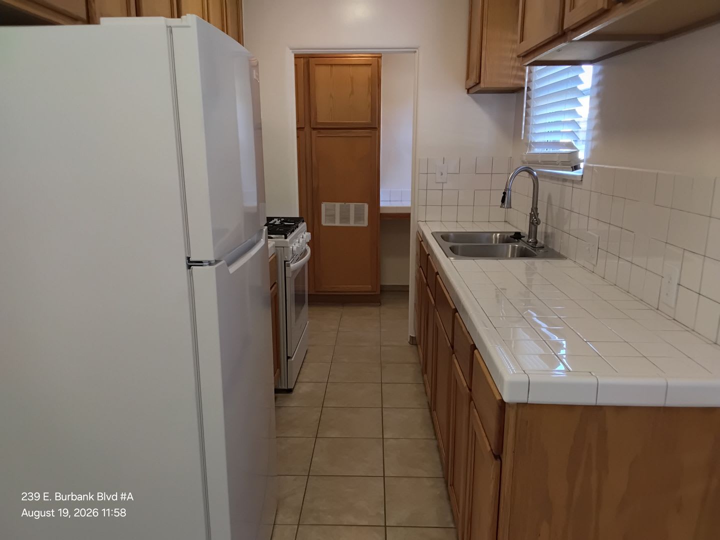 Bright & Spacious Unit in the Heart of Burbank – Utilities Included! – photo 4