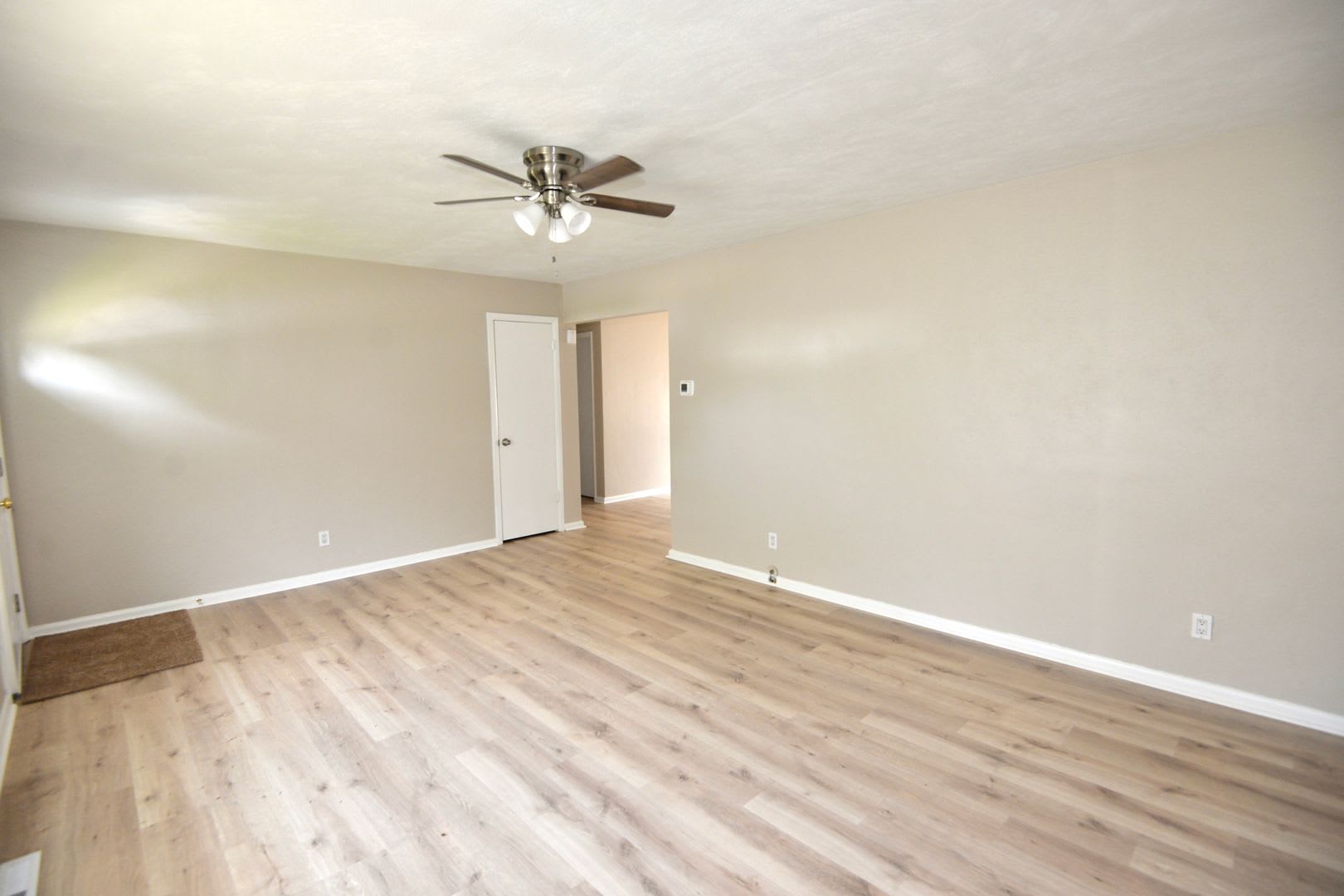 Brick Ranch in Princess Anne Plaza – photo 3